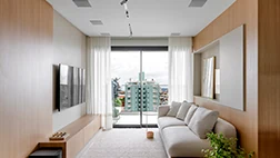 Apartamento decorado: sala de estar integrada à sacada